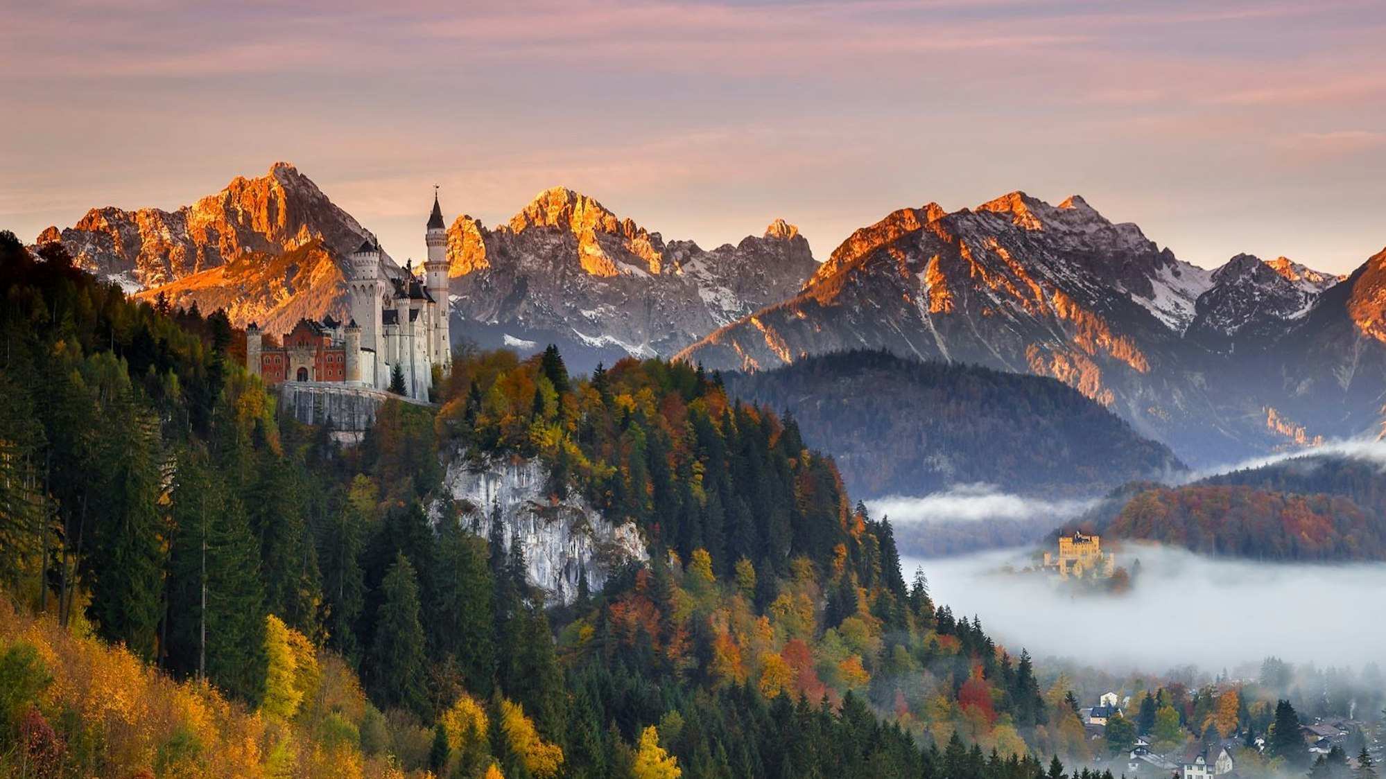 Schloss Neuschwanstein in Bayern im abendlichen Sonnenlicht