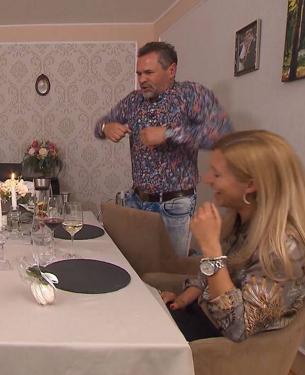 „Das perfekte Dinner“: Tag 4 bei Dani in Augsburg. Spaßvogel Günni sorgt beim Essen für ausgelassene Stimmung.