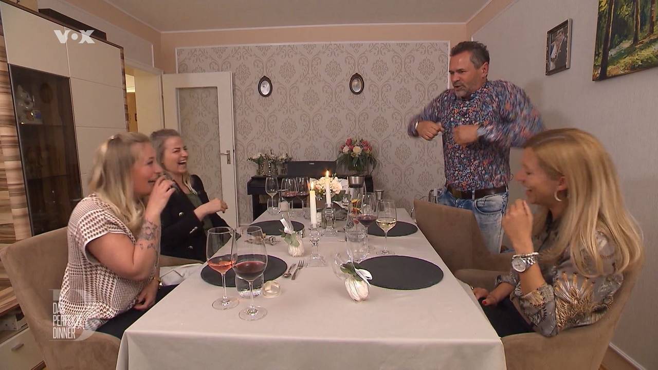 „Das perfekte Dinner“: Tag 4 bei Dani in Augsburg. Spaßvogel Günni sorgt beim Essen für ausgelassene Stimmung.