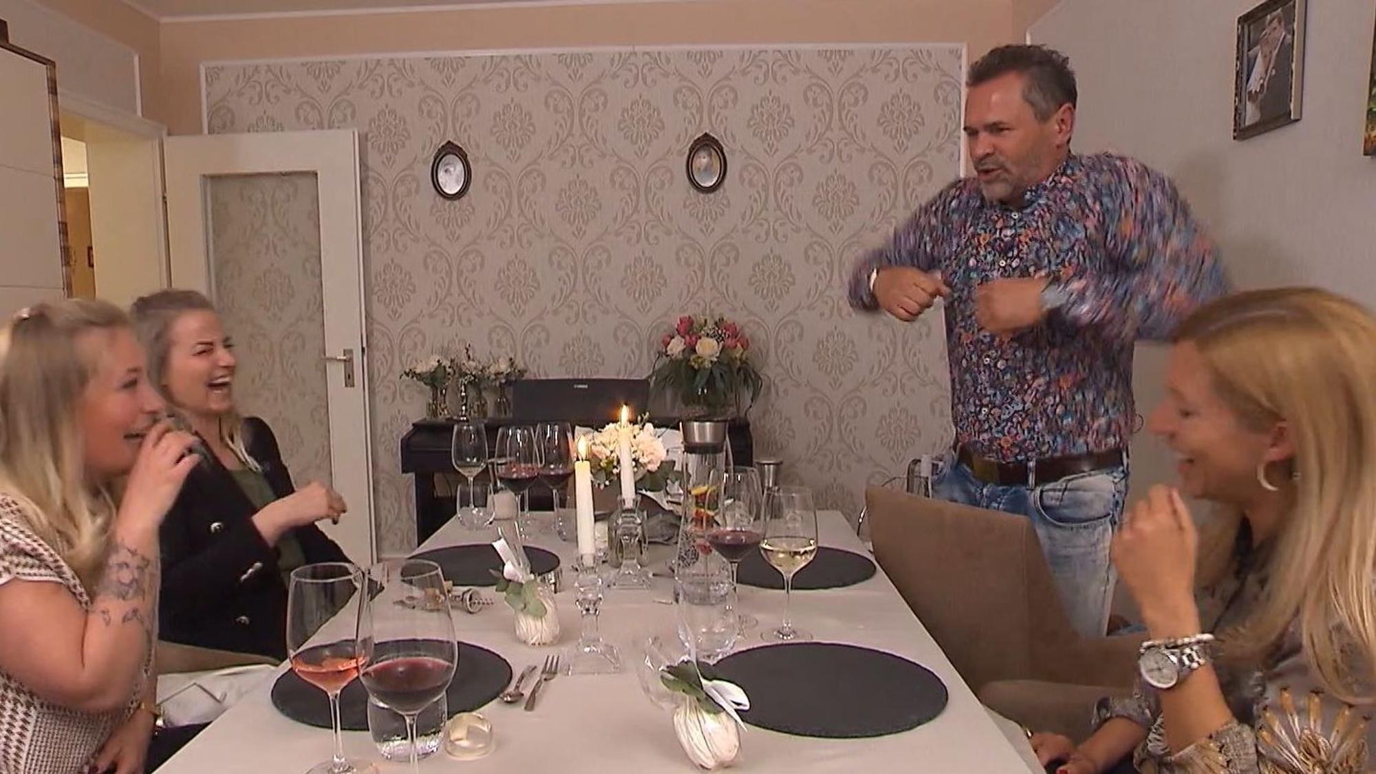 „Das perfekte Dinner“: Tag 4 bei Dani in Augsburg. Spaßvogel Günni sorgt beim Essen für ausgelassene Stimmung.