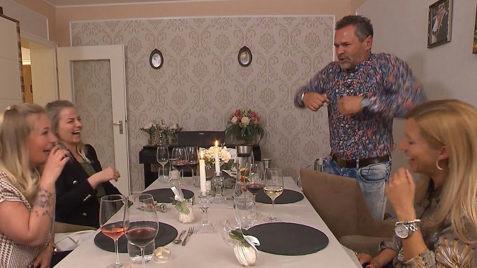 „Das perfekte Dinner“: Tag 4 bei Dani in Augsburg. Spaßvogel Günni sorgt beim Essen für ausgelassene Stimmung.