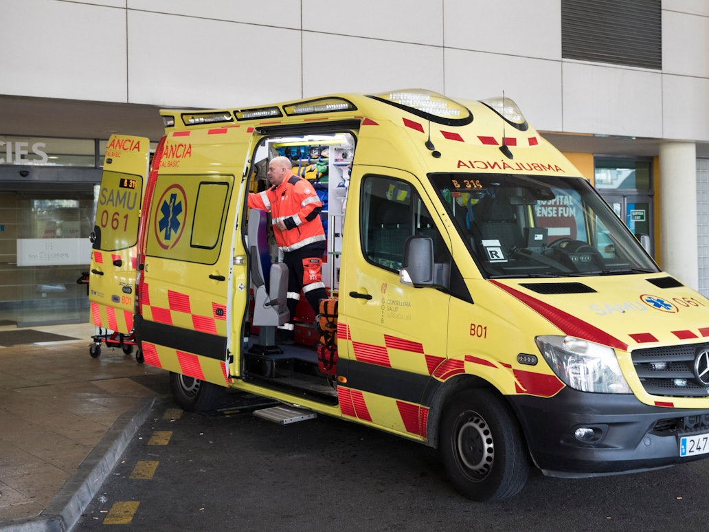 Ein Krankenwagen steht vor dem Universitäts-Krankenhaus von Mallorca.