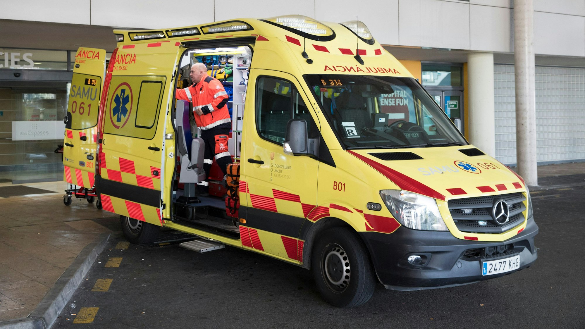 Ein Krankenwagen steht vor dem Universitäts-Krankenhaus von Mallorca.