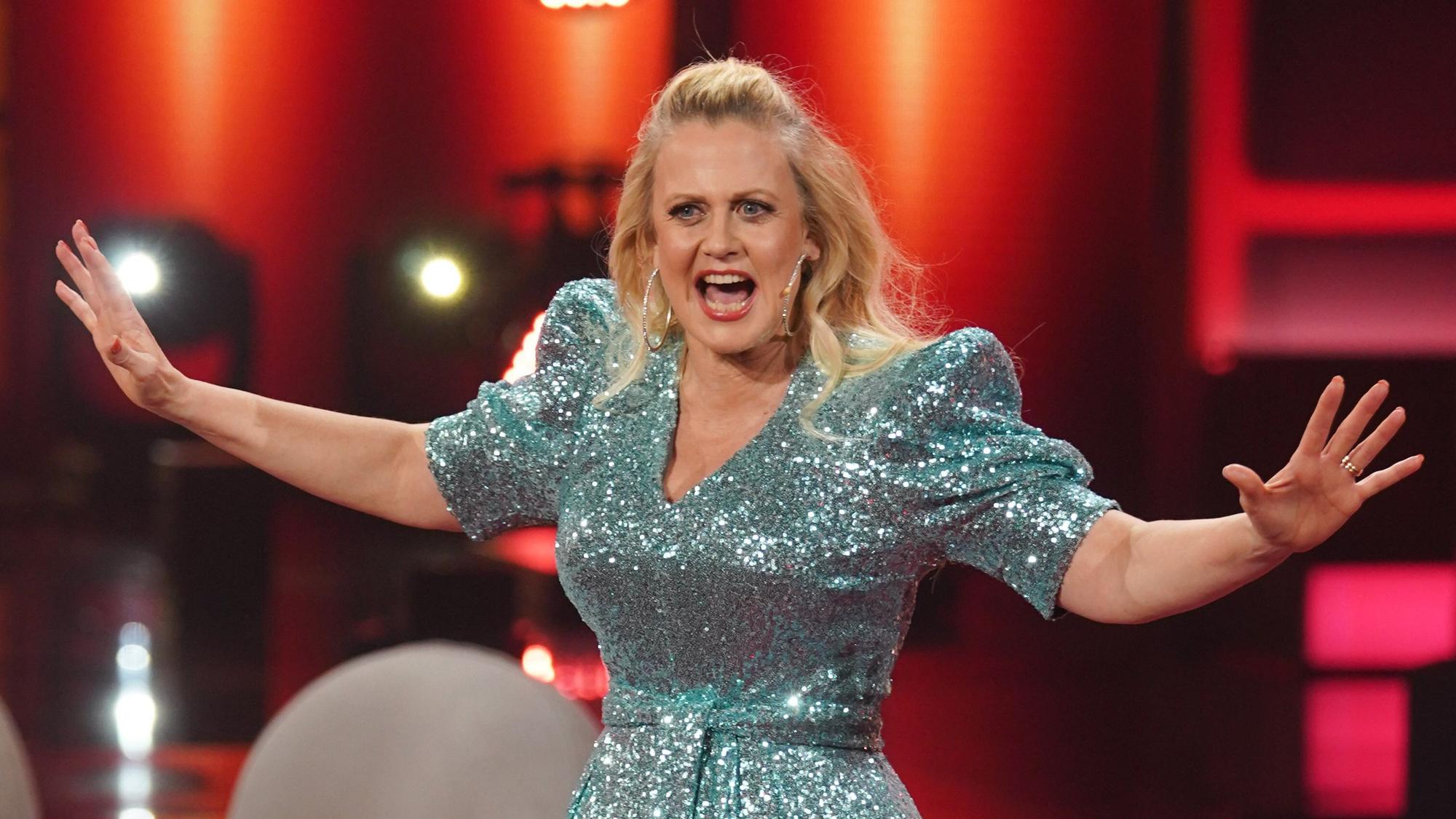 TV-Moderatorin Barbara Schöneberger, hier im April 2022 bei „Verstehen Sie Spaß?“, hat ihre Fans mit einem Foto überrascht.