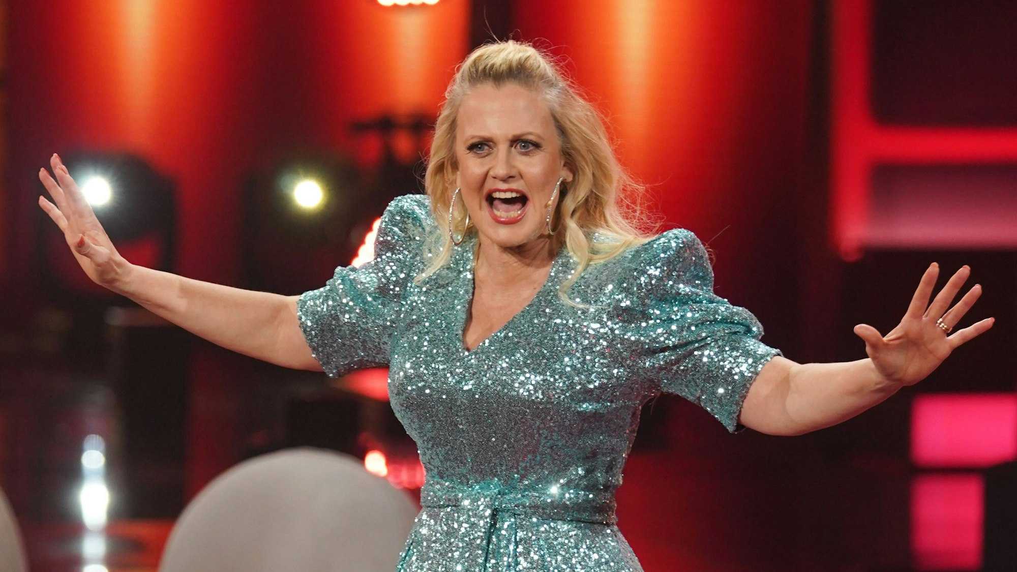 TV-Moderatorin Barbara Schöneberger, hier im April 2022 bei „Verstehen Sie Spaß?“, hat ihre Fans mit einem Foto überrascht.