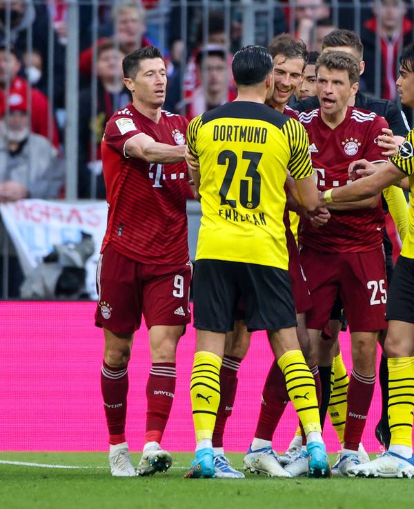 Rudelbildung nach einem Foul von Dortmunds Marius Wolf (nicht im Bild) an Münchens Thomas Müller.