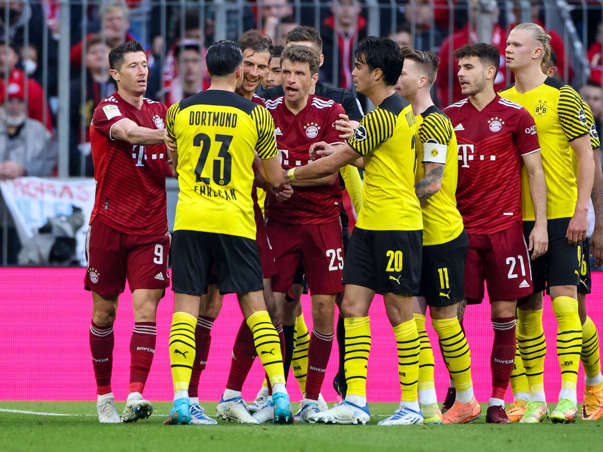 Rudelbildung nach einem Foul von Dortmunds Marius Wolf (nicht im Bild) an Münchens Thomas Müller.