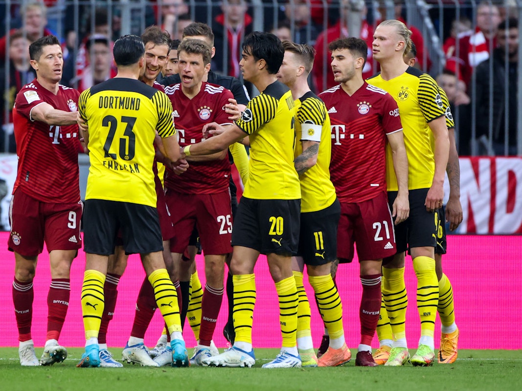 Rudelbildung nach einem Foul von Dortmunds Marius Wolf (nicht im Bild) an Münchens Thomas Müller.