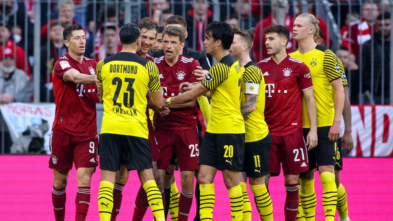 Rudelbildung nach einem Foul von Dortmunds Marius Wolf (nicht im Bild) an Münchens Thomas Müller.