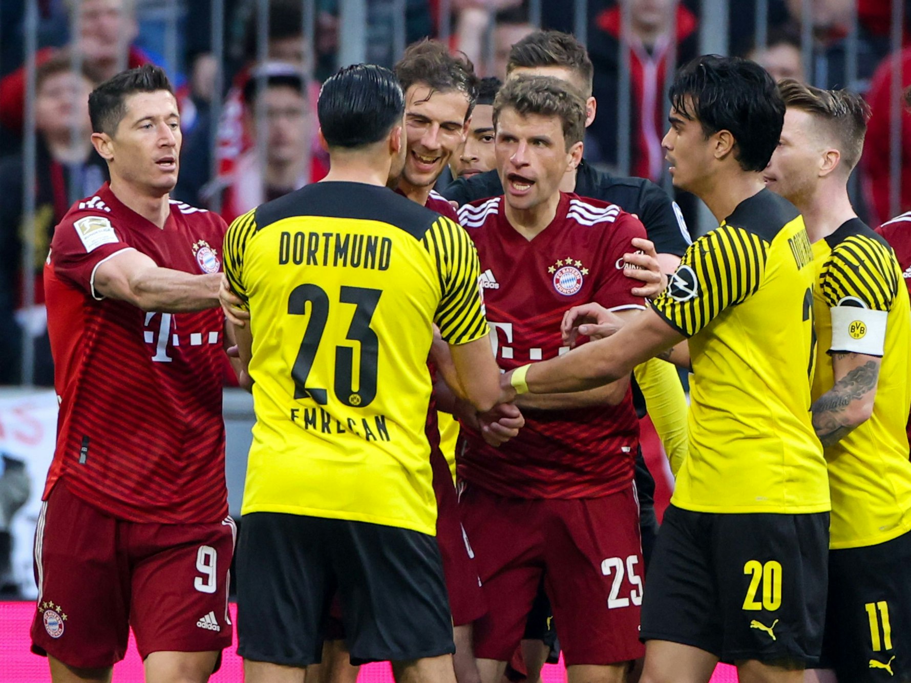 Rudelbildung nach einem Foul von Dortmunds Marius Wolf (nicht im Bild) an Münchens Thomas Müller.