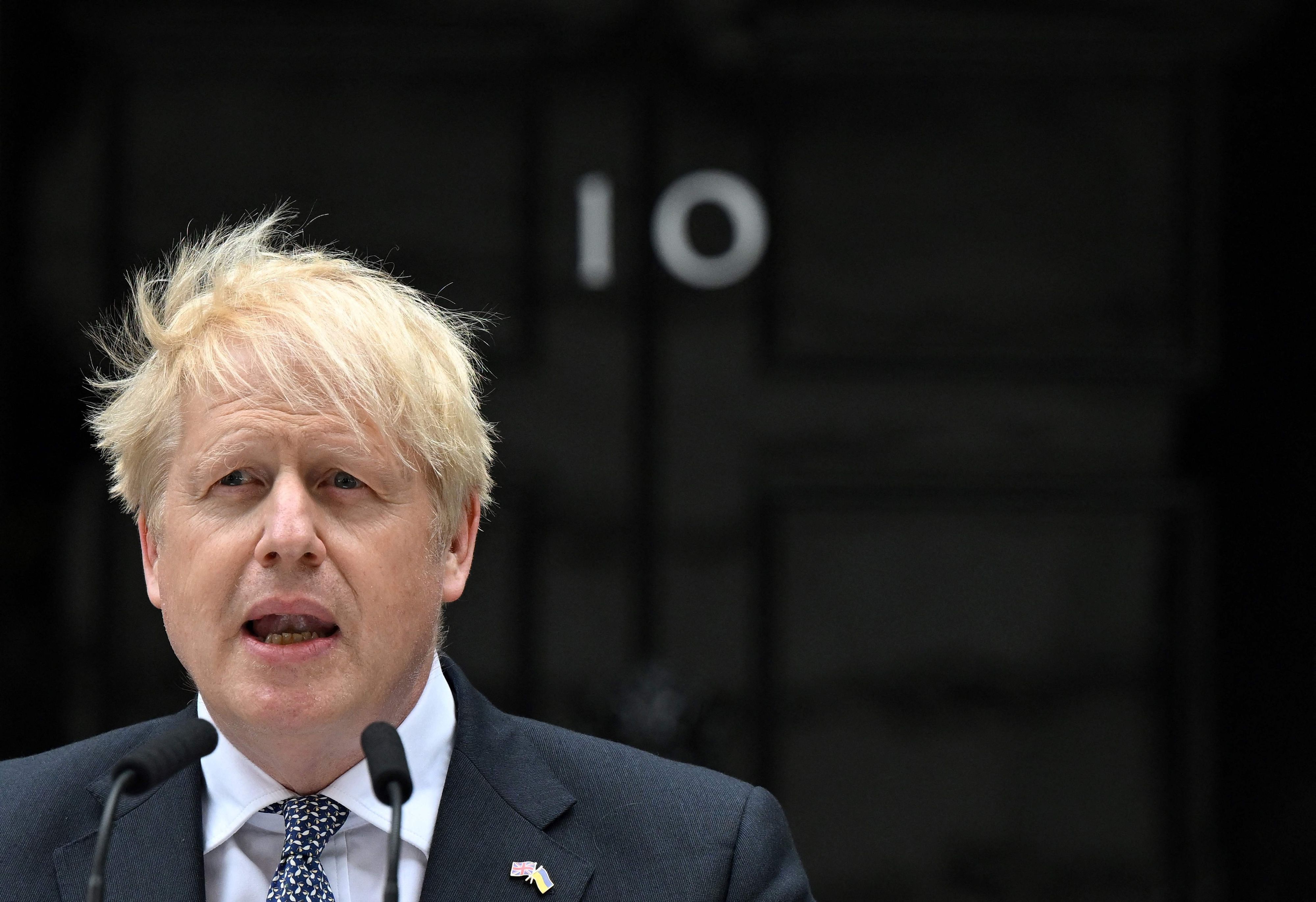 Der britische Premierminister Boris Johnson gab am 7. Juli 2022 vor der Downing Street 10 im Zentrum von London eine Erklärung ab. Er trat als Vorsitzender der konservativen Partei zurück, nachdem er drei turbulente Jahre im Amt war, die von Brexit, Covid und zunehmenden Skandalen geprägt waren.