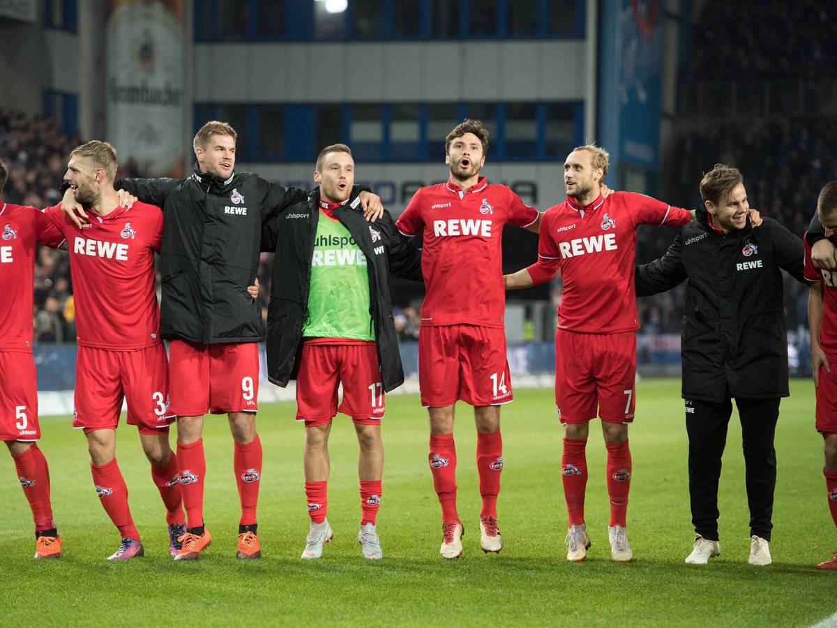 Lasse Sobiech (2.v.l.) feiert den Sieg des 1. FC Köln in Bielefeld am 28. September 2018 mit Rafael Czichos, Simon Terodde und Christian Clemens (v.l.).imago/Sven Simon