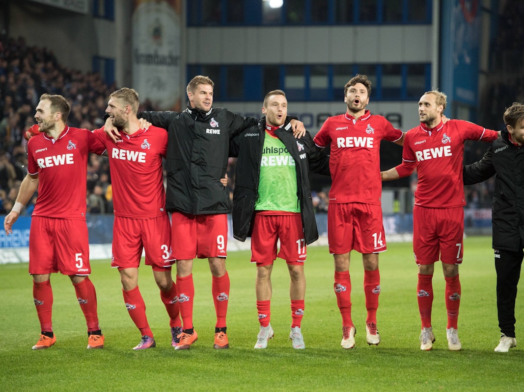 Lasse Sobiech (2.v.l.) feiert den Sieg des 1. FC Köln in Bielefeld am 28. September 2018 mit Rafael Czichos, Simon Terodde und Christian Clemens (v.l.).imago/Sven Simon