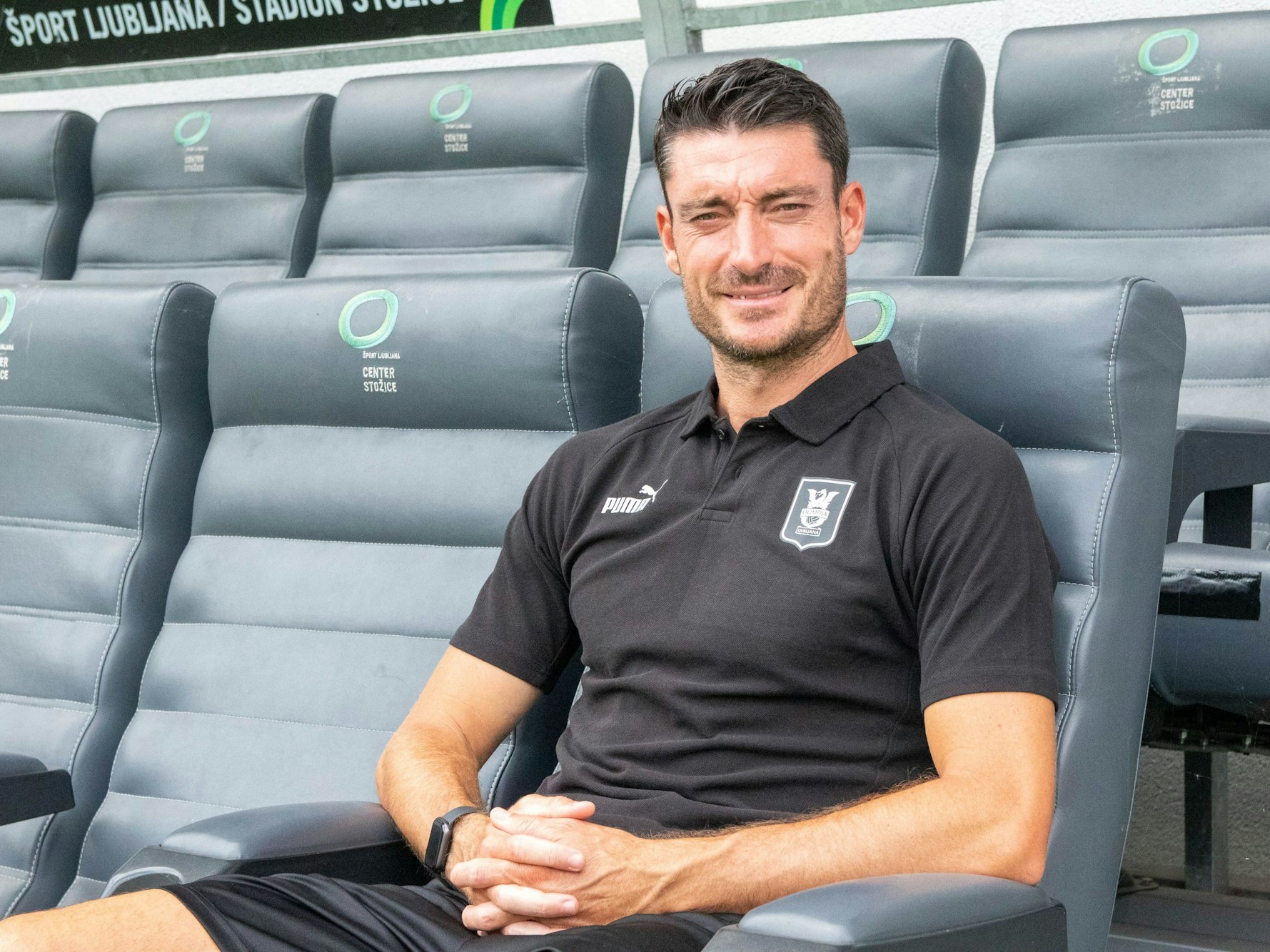Albert Riera wurde am 4. Juli 2022 bein NK Olimpija Ljubljana vorgestellt, das Bild postete der Klub auf seinem Twitter-Account. Der Screenshot wurde am 8. Juli 2022 gemacht.