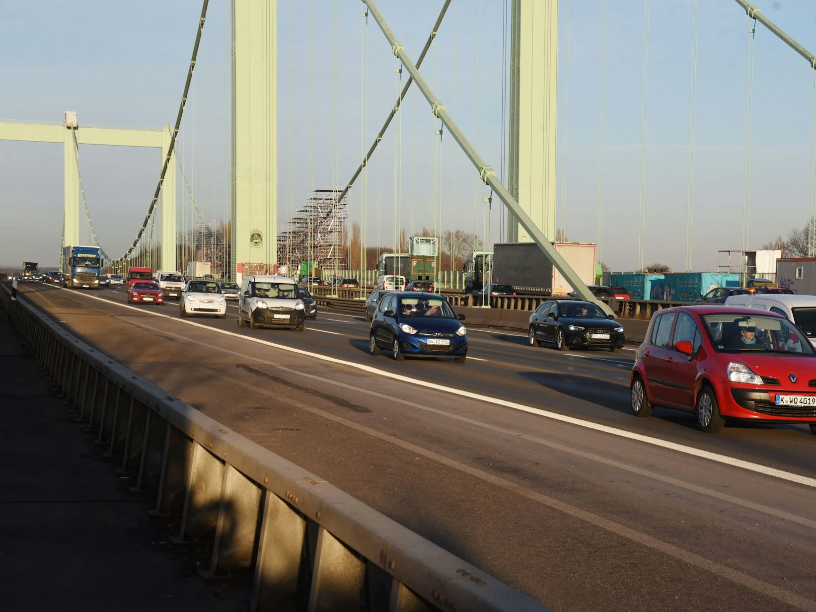 Autos befahren die Rodenkirchener Brücke in Köln.