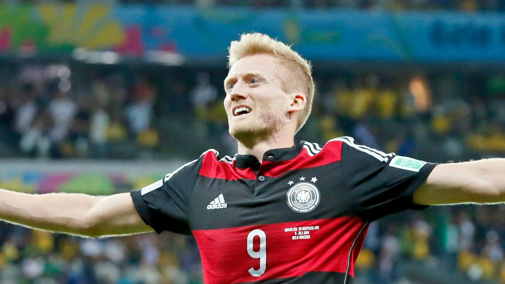 Andre Schürrle jubelt bei der WM 2014 mit ausgebreiteten Armen.