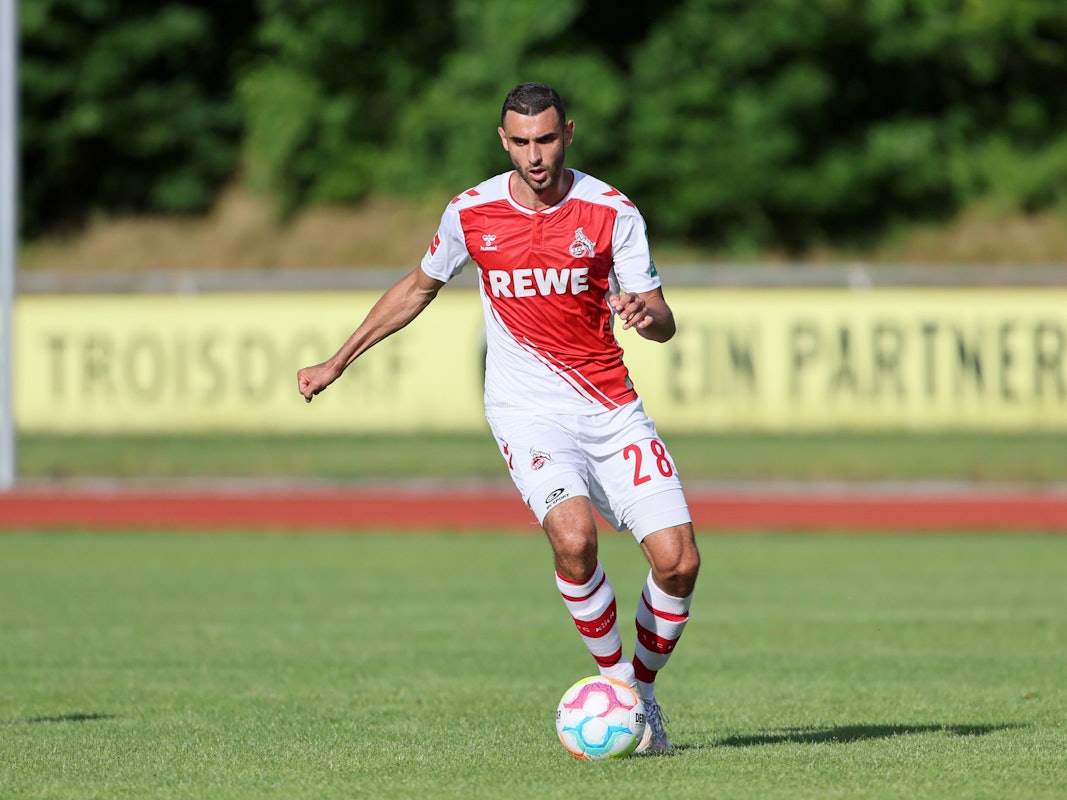 Ellyes Skhiri spielte erstmals im neuen Heimtrikot des 1. FC Köln.