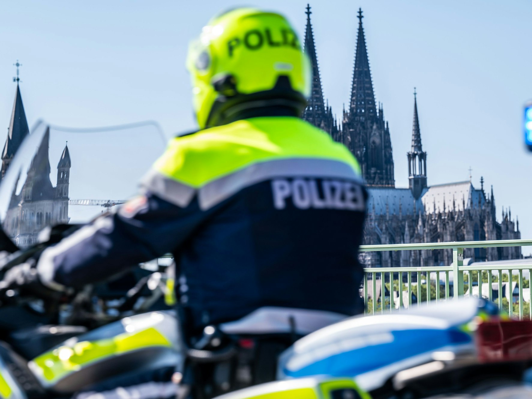 Polizeimotorrad auf der Deutzer Brücke im Einsatz.