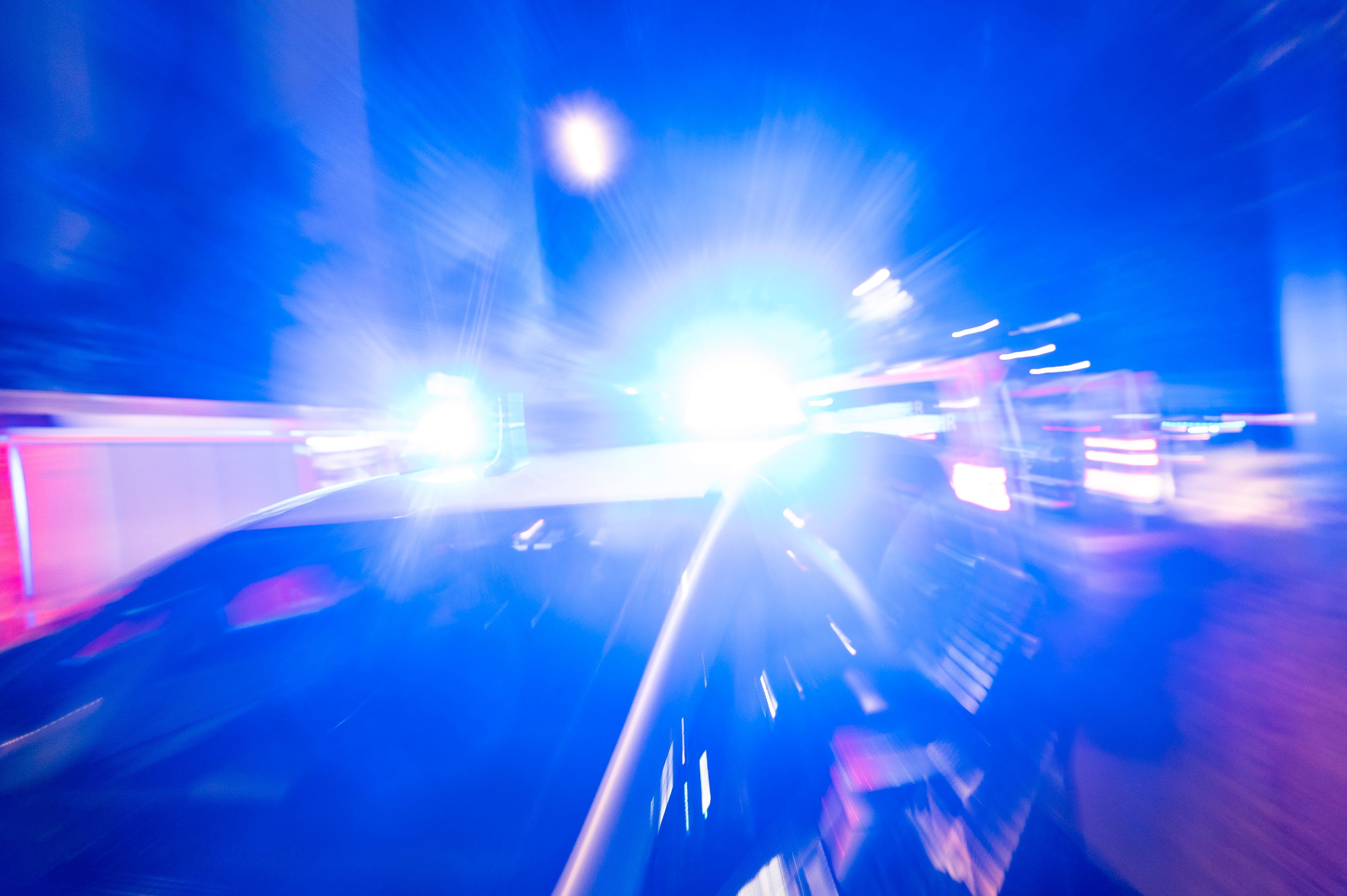Ein Polizeiauto steht vor einem Hochhaus in Berlin-Schöneberg (Symbolfoto).