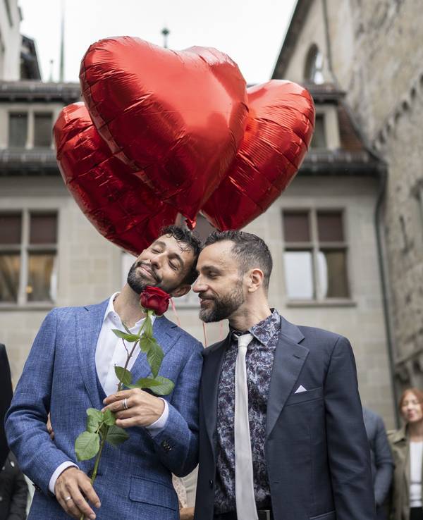 In der Schweiz wurde die Ehe für alle erst am 1. Juli 2022 eingeführt. Das Foto aus Zürich zeigt das schwule Paar Luca Morreale (links) und seinen Partner, jetzt Ehemann, Stefano Perfetti, bei deren Umwandlung der eingetragenen Partnerschaft in eine Ehe.
