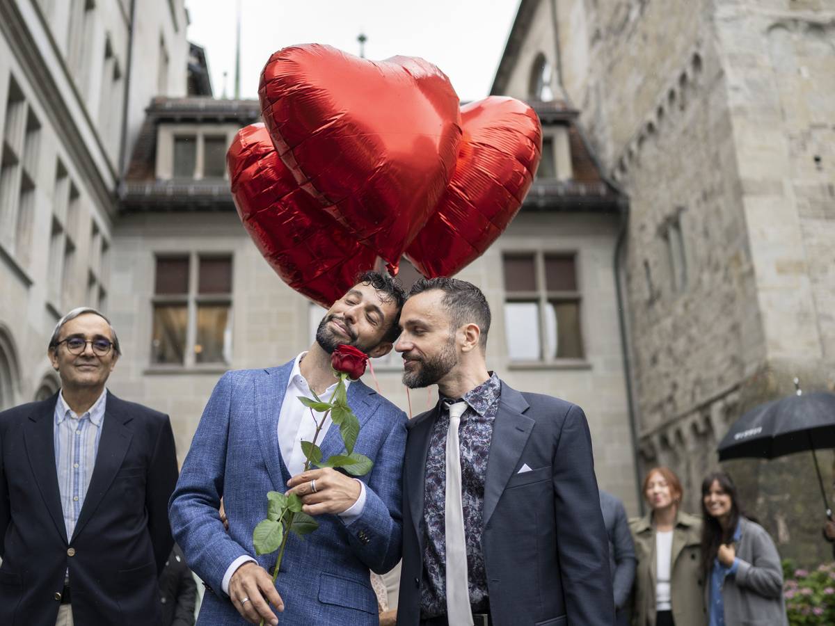 In der Schweiz wurde die Ehe für alle erst am 1. Juli 2022 eingeführt. Das Foto aus Zürich zeigt das schwule Paar Luca Morreale (links) und seinen Partner, jetzt Ehemann, Stefano Perfetti, bei deren Umwandlung der eingetragenen Partnerschaft in eine Ehe.