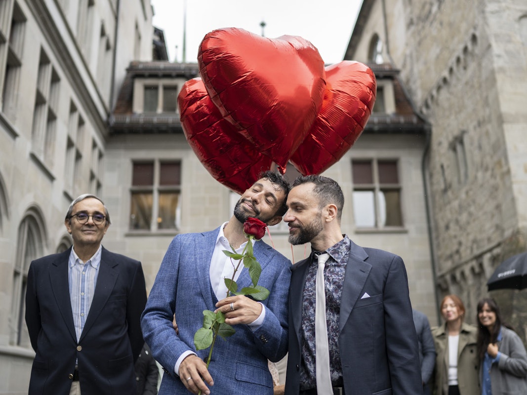 In der Schweiz wurde die Ehe für alle erst am 1. Juli 2022 eingeführt. Das Foto aus Zürich zeigt das schwule Paar Luca Morreale (links) und seinen Partner, jetzt Ehemann, Stefano Perfetti, bei deren Umwandlung der eingetragenen Partnerschaft in eine Ehe.