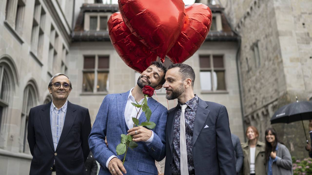 In der Schweiz wurde die Ehe für alle erst am 1. Juli 2022 eingeführt. Das Foto aus Zürich zeigt das schwule Paar Luca Morreale (links) und seinen Partner, jetzt Ehemann, Stefano Perfetti, bei deren Umwandlung der eingetragenen Partnerschaft in eine Ehe.