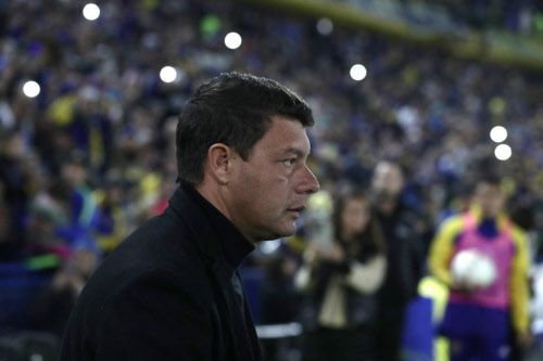 Sebastian Battaglia im seitlichen Profil, im Hintergrund die Fans der Boca Juniors.