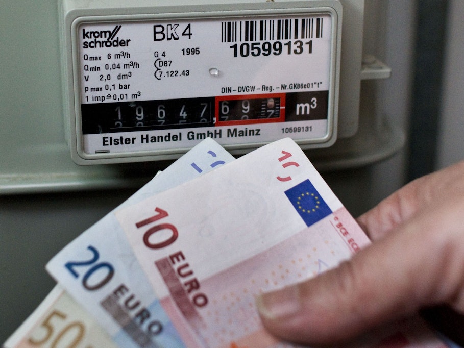 Eine Frau hält im brandenburgischen Müllrose (Oder-Spree) vor einem Gaszähler Geldscheine in ihrer Hand.