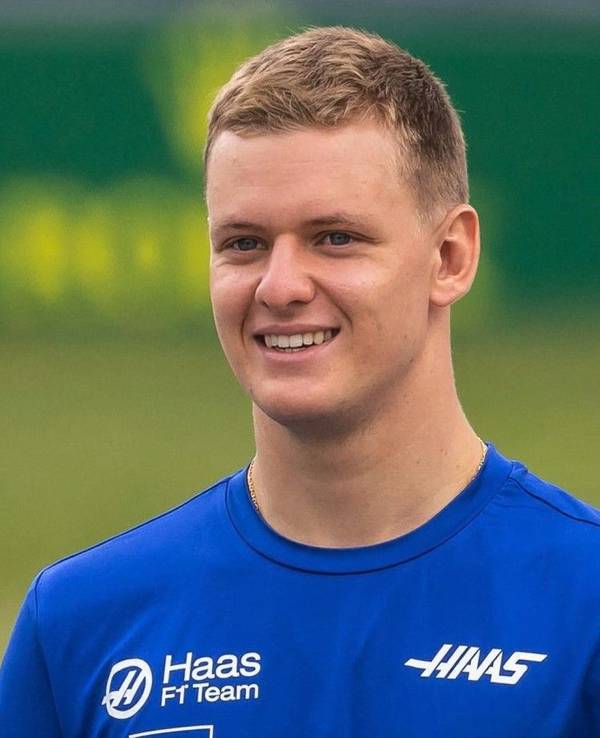 Mick Schumacher beim Gang über die Strecke der Formel 1 in Spielberg
