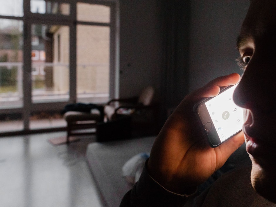 Polizei und Bundeskriminalamt warnen vor sogenannten „Spoofing“-Anrufen. Das Symbolfoto zeigt einen Mann, der mit einem Smartphone telefoniert.