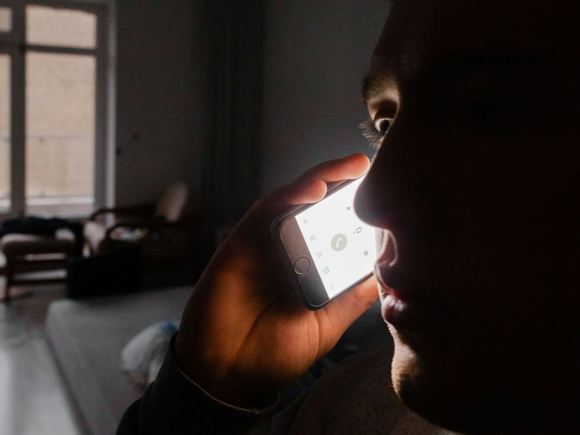 Ein Mann ruft am 23.12.2017 in Hamburg mit seinem Handy bei der Telefonseelsorge an.