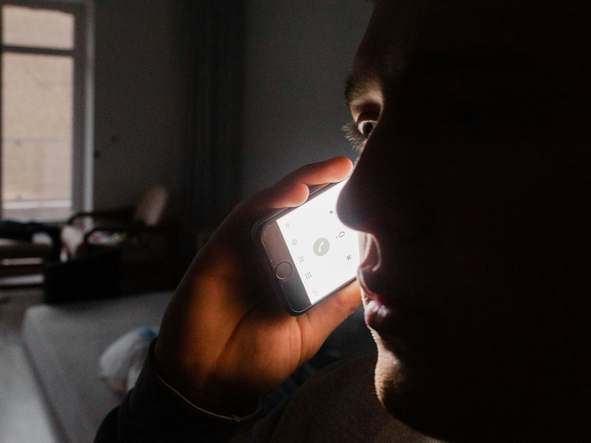 Polizei und Bundeskriminalamt warnen vor sogenannten „Spoofing“-Anrufen. Das Symbolfoto zeigt einen Mann, der mit einem Smartphone telefoniert.