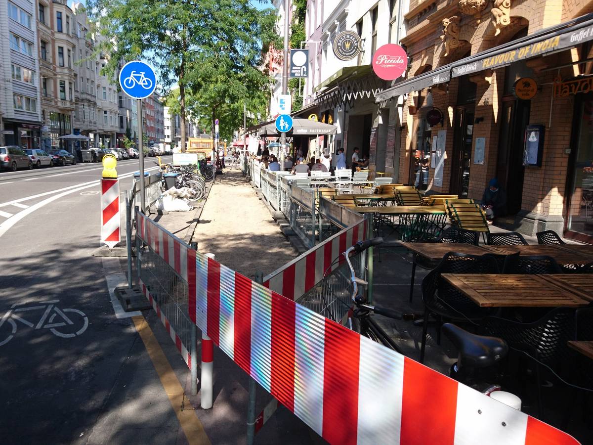 Die Baustelle für den Rückbau des Radwegs auf der Aachener Straße in Köln haben begonnen.