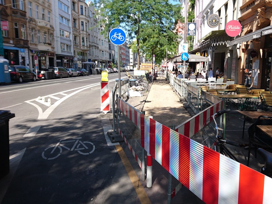 Die Baustelle für den Rückbau des Radwegs auf der Aachener Straße in Köln haben begonnen.