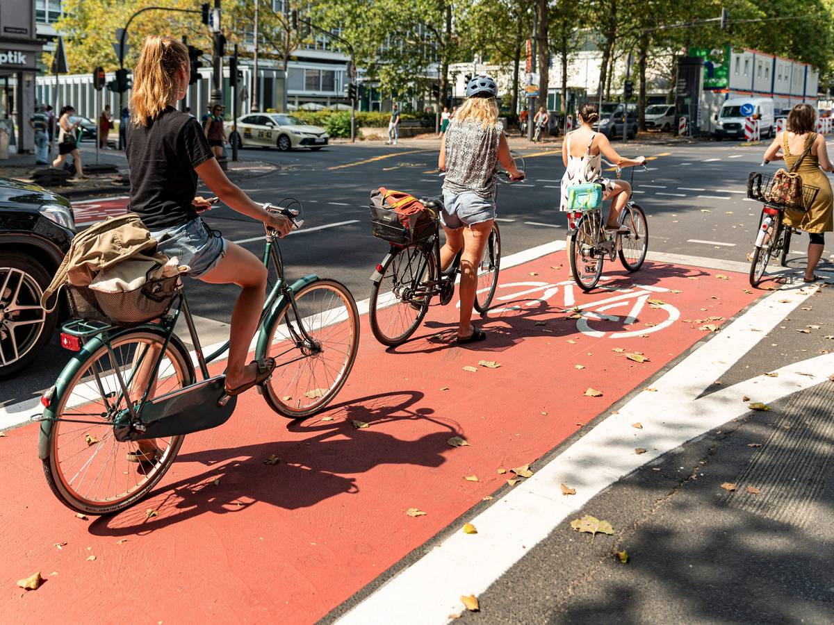 Das Foto aus dem Jahr 2020 zeigt Fahrradfahrerinnen in der Kölner Innenstadt auf dem Radfahrerweg.