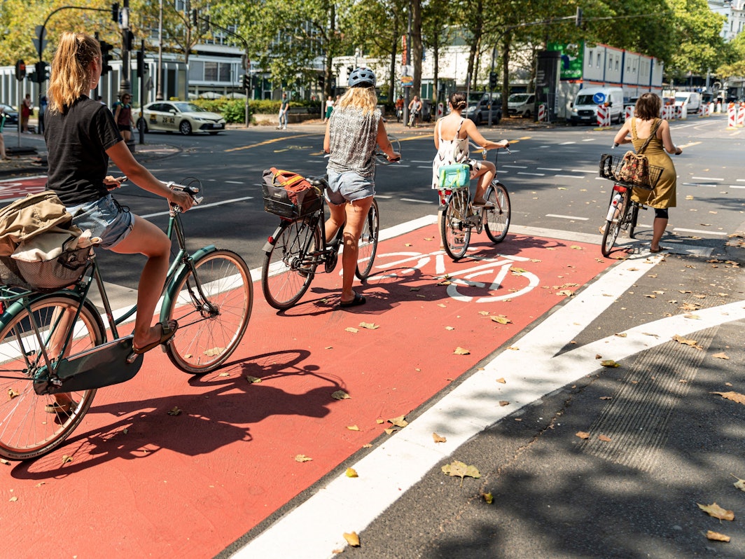 Das Foto aus dem Jahr 2020 zeigt Fahrradfahrerinnen in der Kölner Innenstadt auf dem Radfahrerweg.