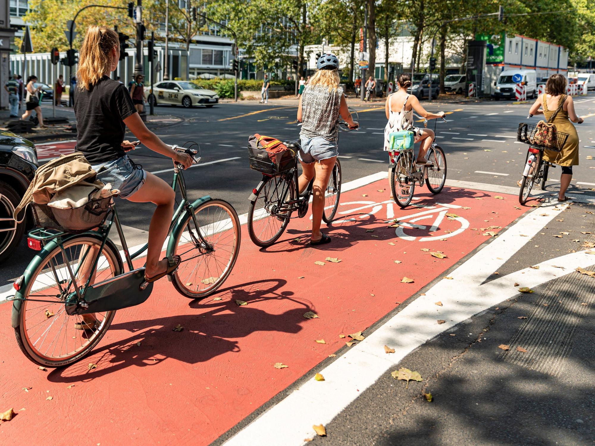 Das Foto aus dem Jahr 2020 zeigt Fahrradfahrerinnen in der Kölner Innenstadt auf dem Radfahrerweg.