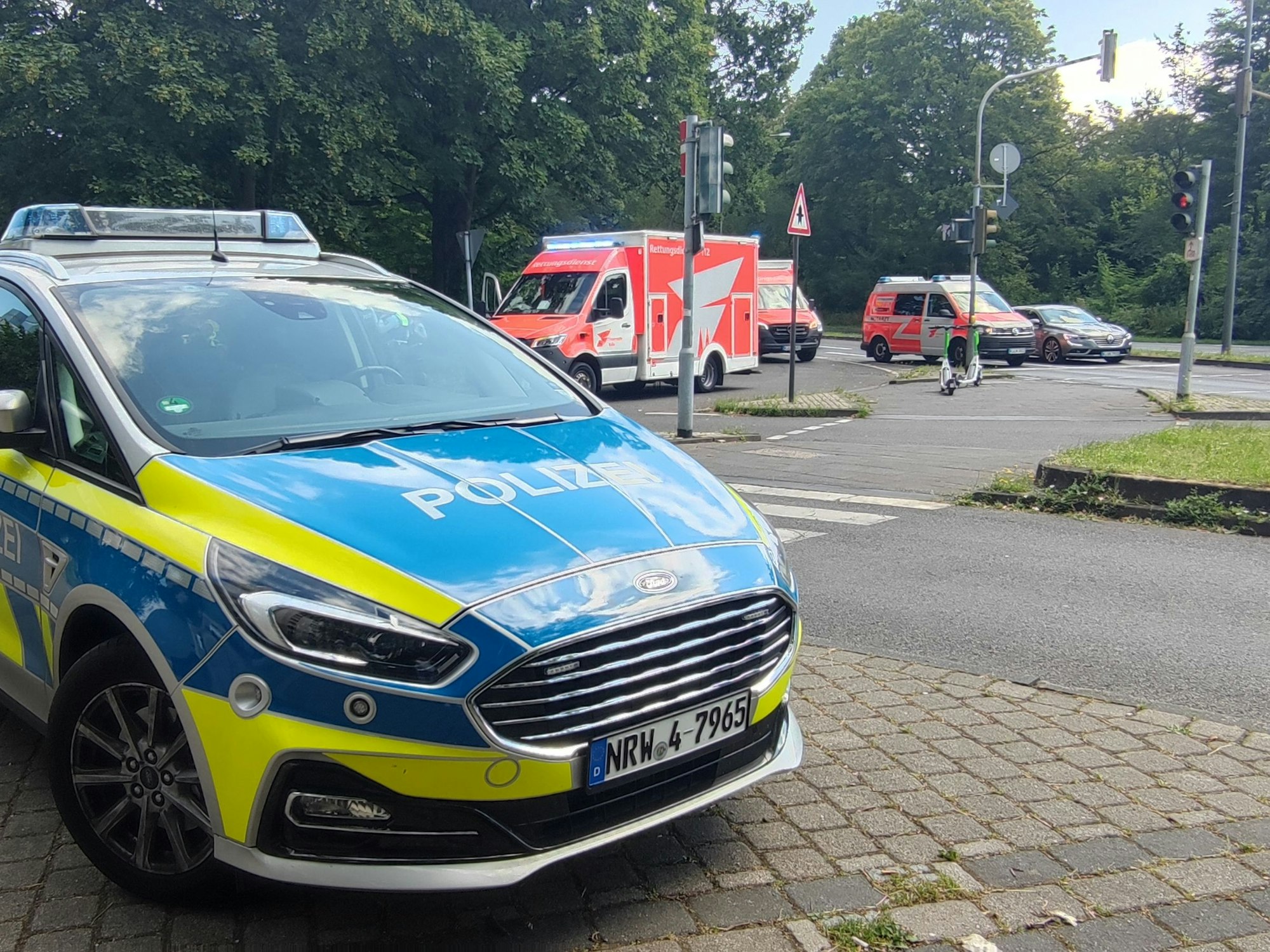 Polizeiwagen und Rettungskräfte stehen am 8. Juli 2022 bei einem Einsatz in Köln-Deutz.