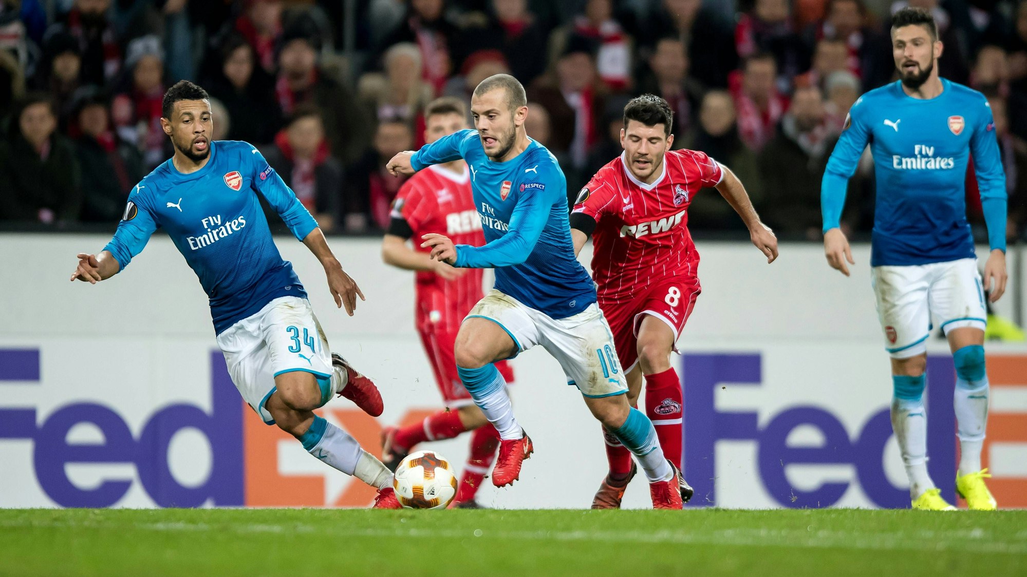 Jack Wilshere (2. v. l.) wird verfolgt vom Kölns Milos Jojic (2. v. r.).