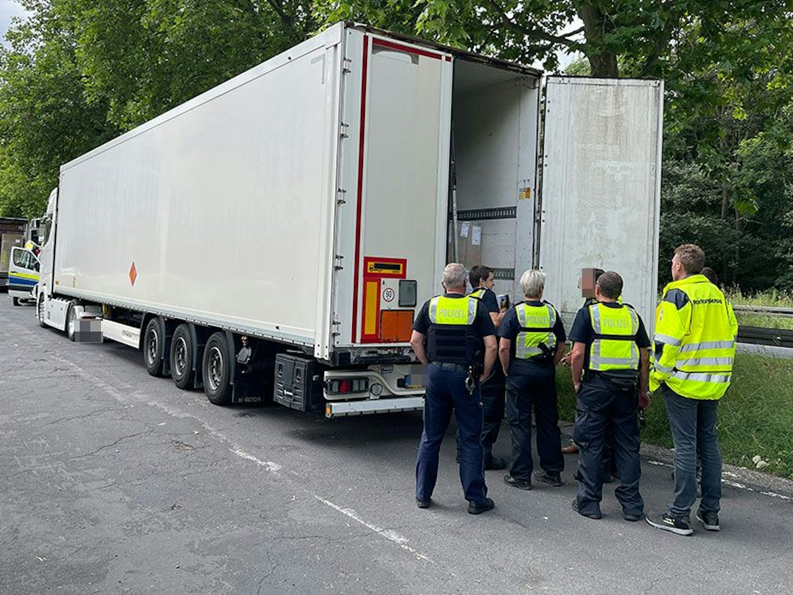 DIe Kölner Polizei hat einen Lkw aus dem Verkehr gezogen, der zehn Tonnen ungesicherten Sprengstoff geladen hatte.