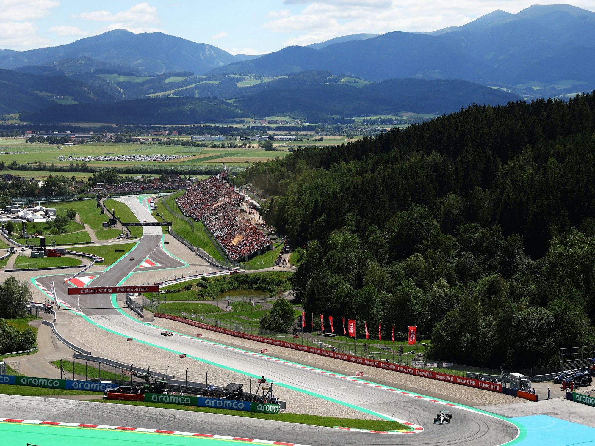 Eine Luftaufnahme von Kurve drei auf dem Red Bull Ring.