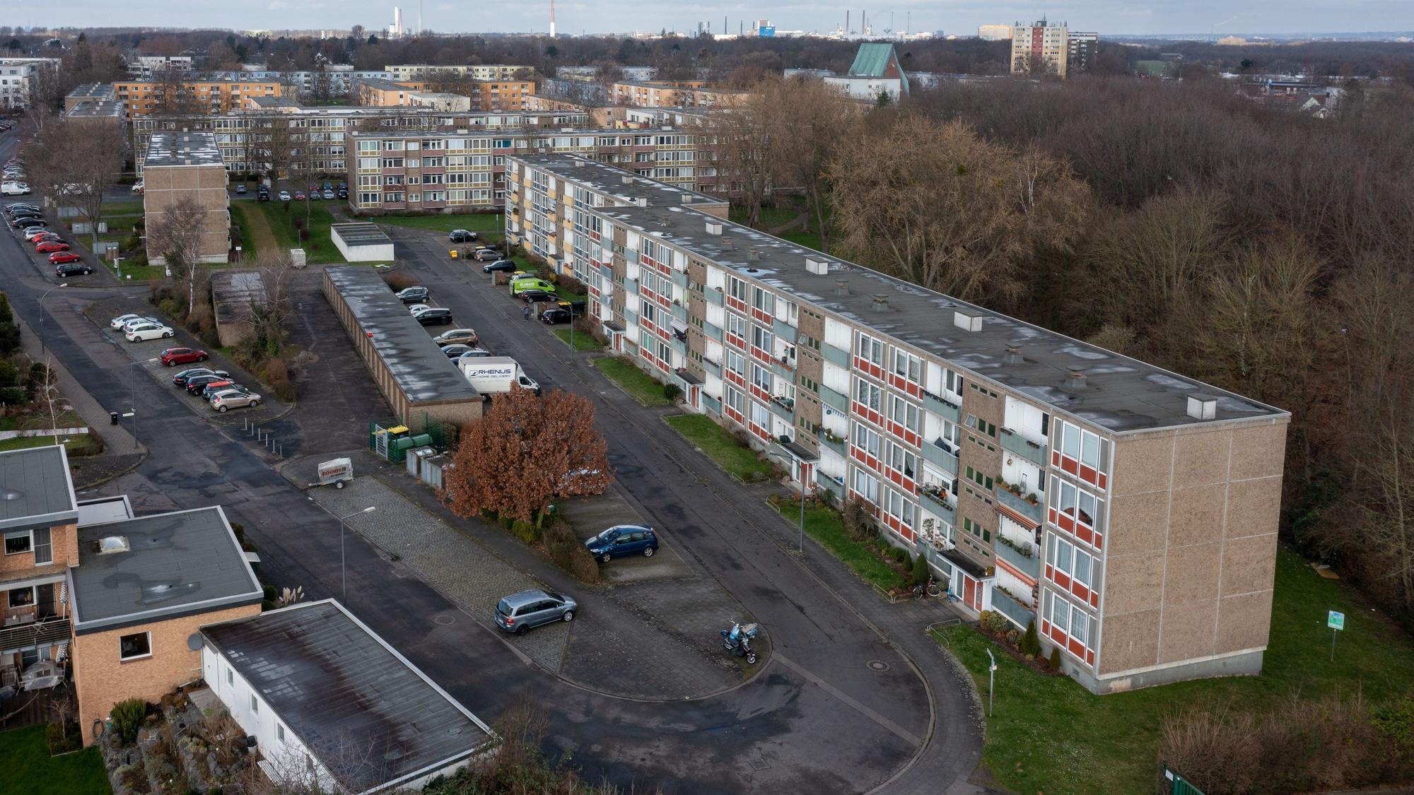 Luftaufnahme eines Wohngebäudes an der Elias-Gut-Straße in Köln-Stammheim.