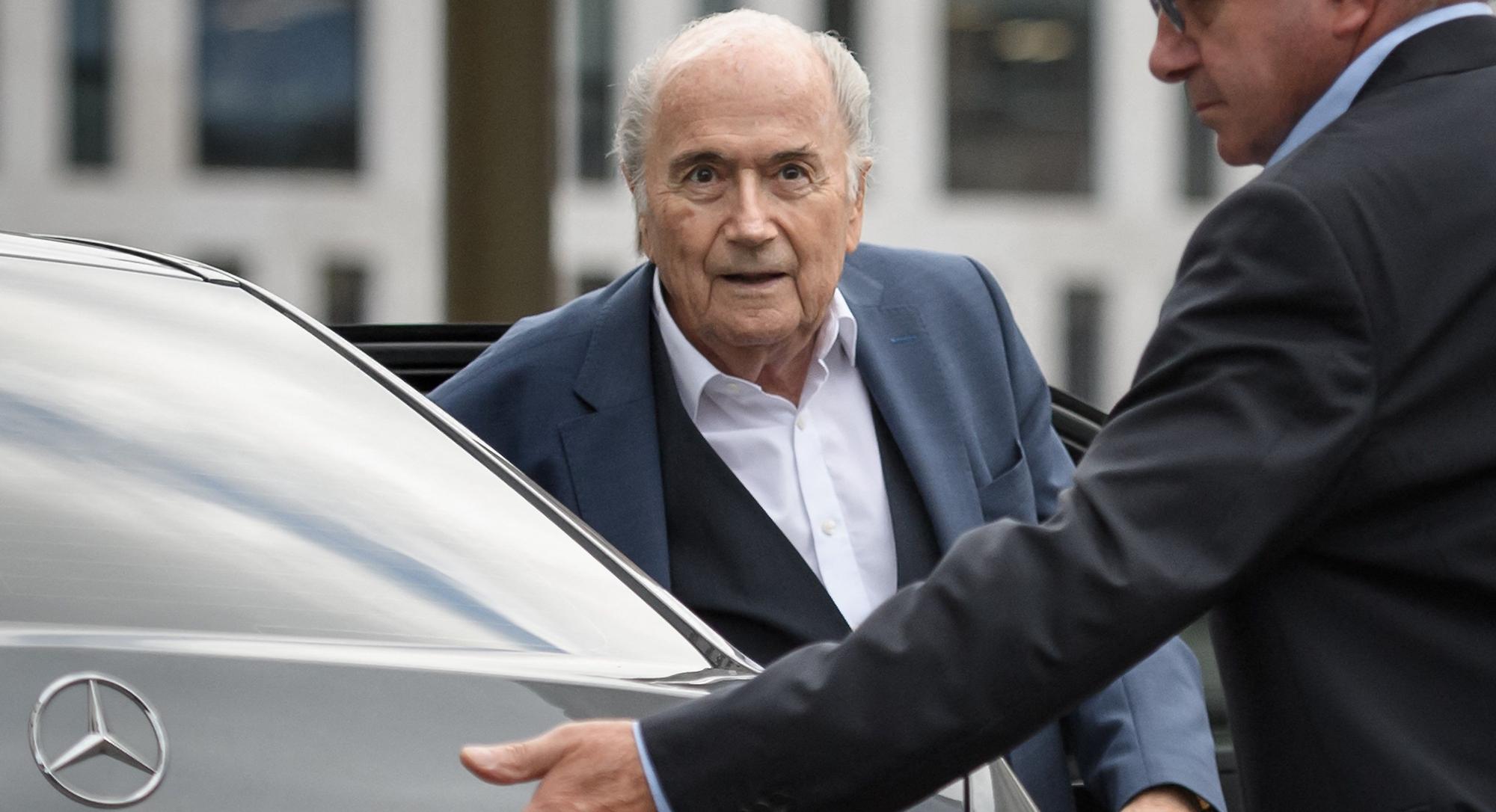Sepp Blatter steigt vor einem Gerichtstermin aus einem Auto aus.