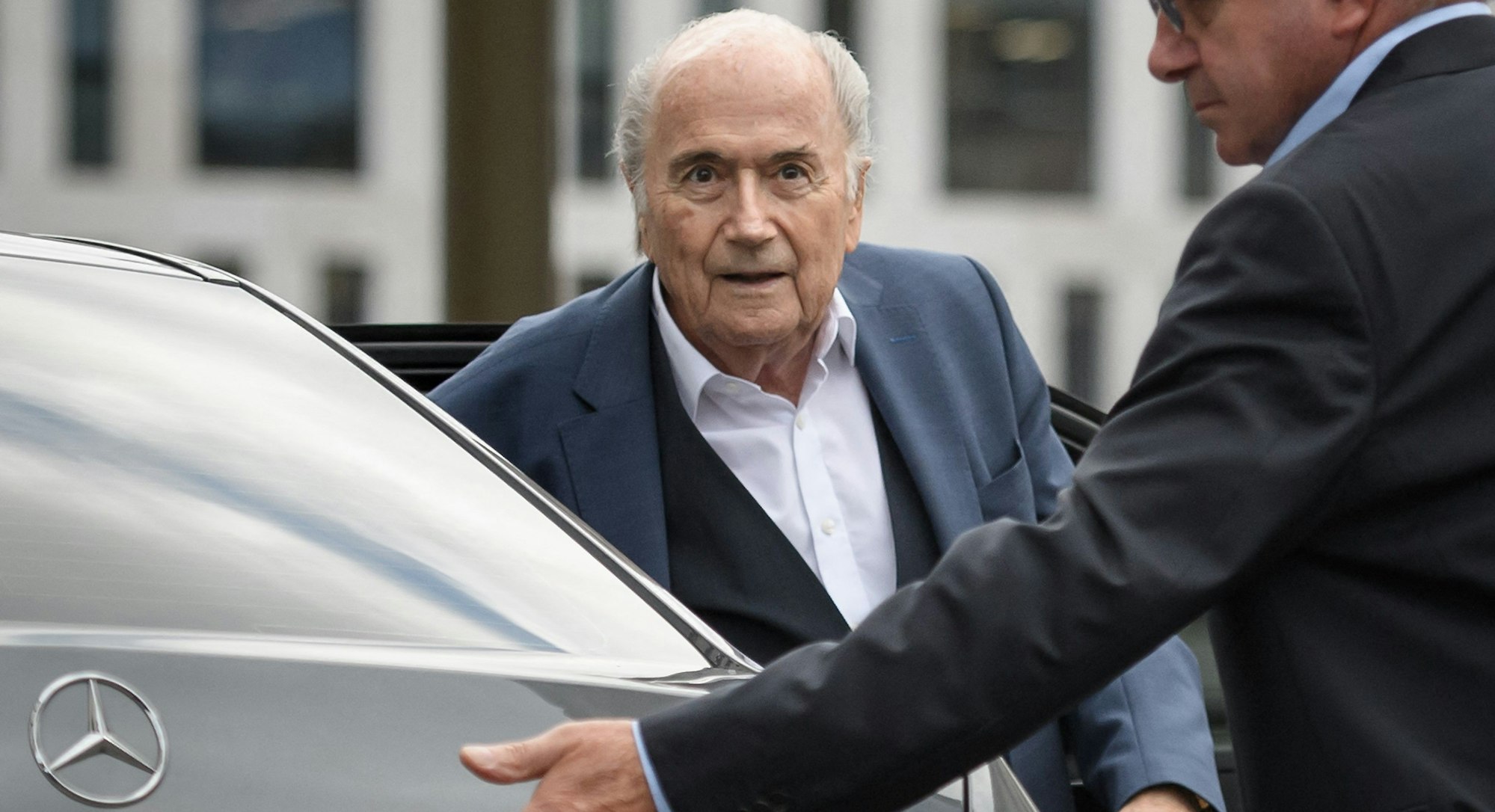 Sepp Blatter steigt vor einem Gerichtstermin aus einem Auto aus.