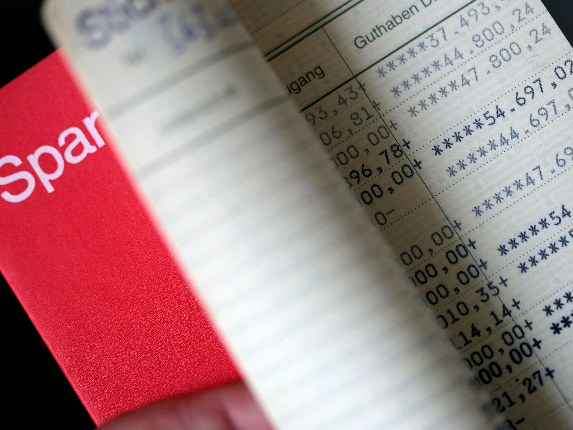 Das Symbolfoto, aufgenommen am 8. Juli 2022 in Köln, zeigt ein Sparbuch.