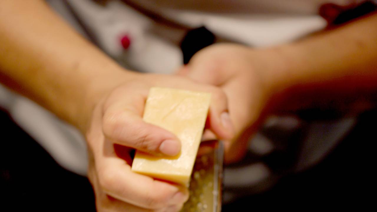 Das Symbolfoto von Parmesan, der über Pasta gerieben wird, wurde 2019 in Köln aufgenommen.