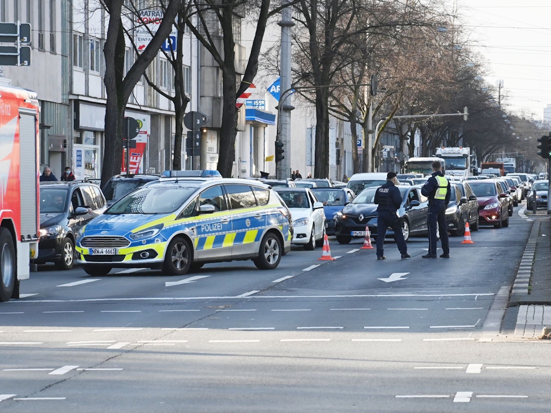 Die Polizei hat aufgrund eines Unfalls die Aachener Straße einspurig gesperrt.