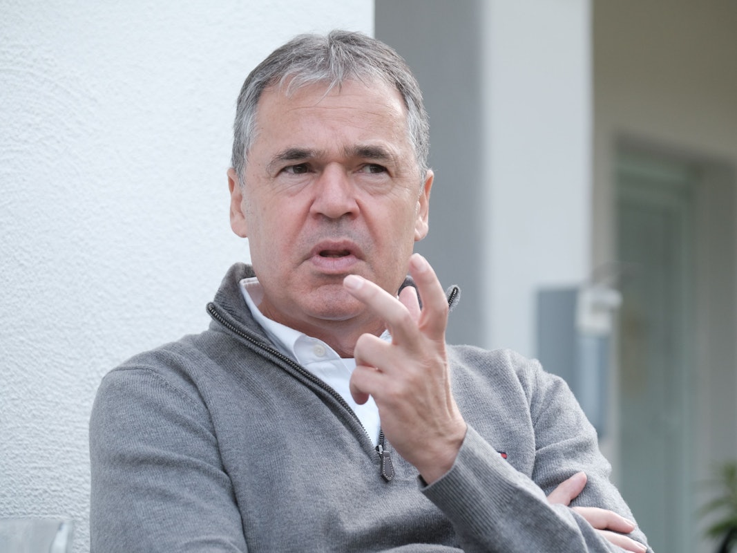 Andreas Rettig gestikuliert bei einem Interview