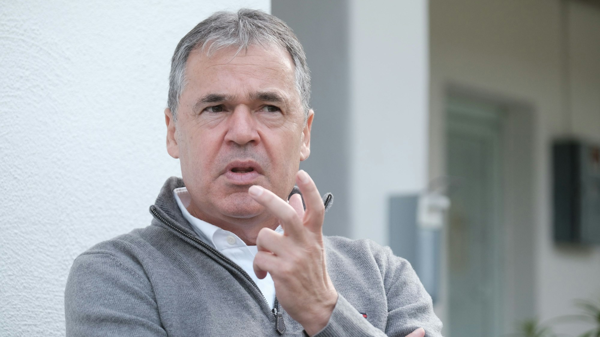 Andreas Rettig gestikuliert bei einem Interview